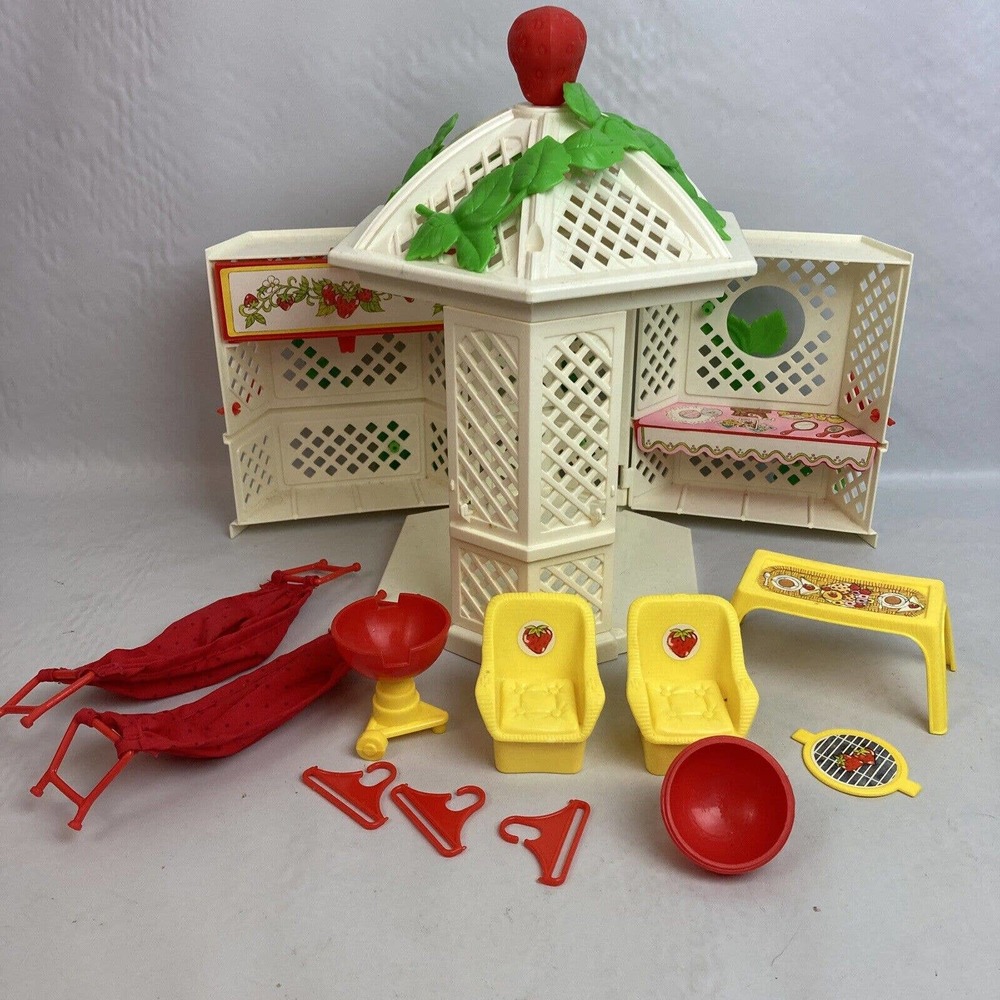 Strawberry Shortcake Garden House Gazebo Playset 1981 Vintage Complete or close